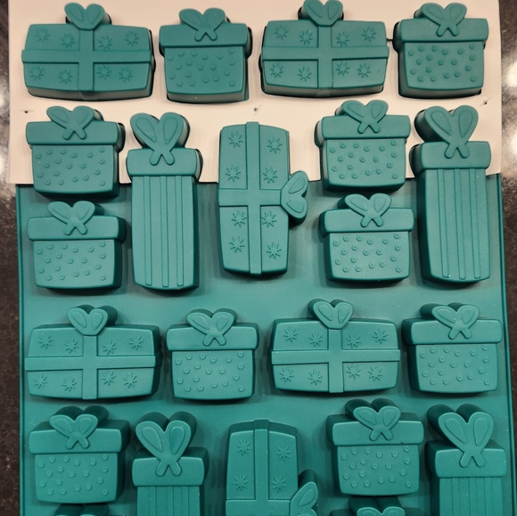16 New Silicone Treat Molds - Picture 7 of 8